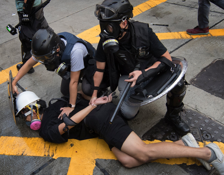 Imaginea articolului Liderul Hong Kong-ului, Carrie Lam, justifică utilizarea, de către poliţie, a forţei în cadrul protestelor