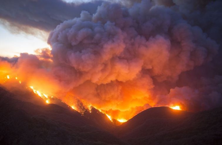 Imaginea articolului Stare de urgenţă în California: Cel puţin 50.000 de persoane au fost evacuate din calea incendiilor de vegetaţie - FOTO, VIDEO
