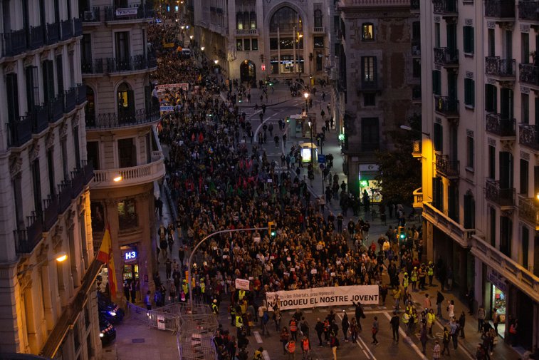 Imaginea articolului Manifestaţii violente în Barcelona: Confruntări între forţele de ordine spaniole şi zeci de mii de militanţi catalani - VIDEO
