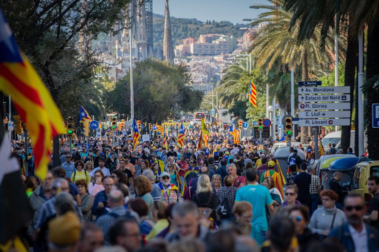 Imaginea articolului Manifestaţie pentru menţinerea unităţii Spaniei: Cel puţin 80.000 de spanioli au ieşit în stradă, duminică, în Barcelona - VIDEO