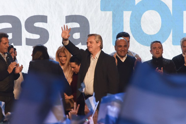 Imaginea articolului Alberto Fernandez, candidatul de centru-stânga, a câştigat alegerile prezidenţiale din Argentina