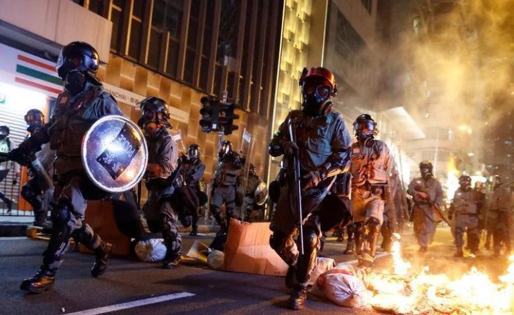 Imaginea articolului Violenţe în Hong Kong: Poliţia a folosit bombe cu benzină şi gaze lacrimogene, după ce protestatarii au atacat sediul agenţiei naţionale de ştiri a Chinei - FOTO, VIDEO