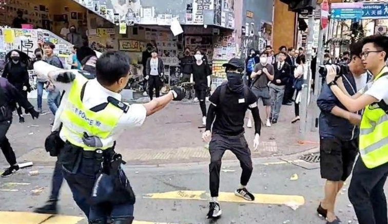 Imaginea articolului Focuri de armă la Hong Kong: Un tânăr care a sărit în apărarea unui protestatar a fost împuşcat de un poliţist - FOTO, VIDEO