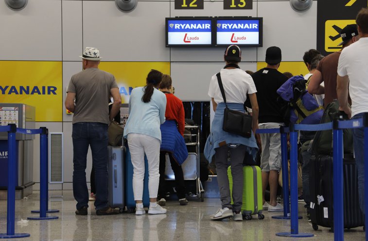 Imaginea articolului Ryanair, sancţionată din cauza plângerii unui pasager. O instanţă a decis că taxa practicată de companie pentru bagajul de mână este „excesivă”