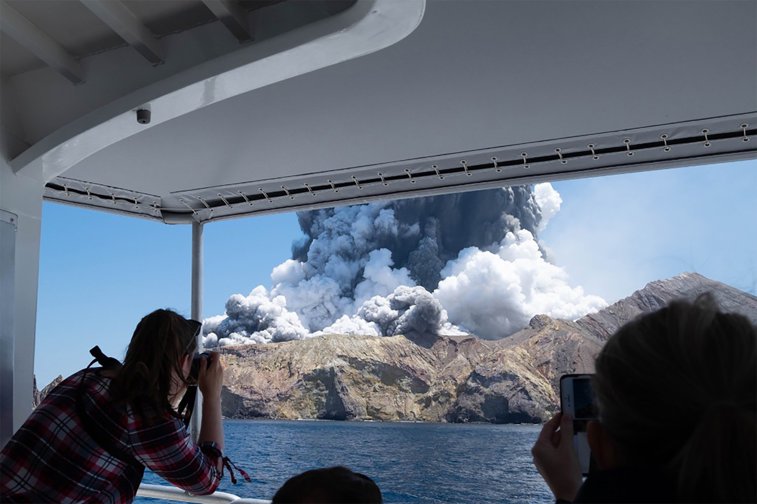 Imaginea articolului Activitatea de pe insula vulcanică din Noua Zeelandă împiedică recuperarea cadavrelor. Ce spune premierul Jacinda Ardern
