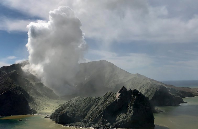 Imaginea articolului Erupţia vulcanului din Noua Zeelandă: Bilanţul morţilor a crescut / Recuperarea victimelor, împiedicată de activitatea seismică
