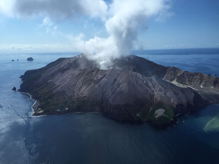 Imaginea articolului Erupţia vulcanică din Noua Zeelandă: Şase dintre cele opt cadavre de pe Insula Albă au fost recuperate de autorităţi