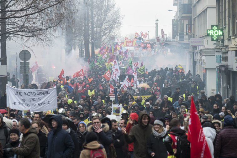 Imaginea articolului Sindicatele franceze au chemat oamenii la o nouă mobilizare naţională. Avertismentul MAE