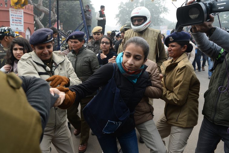 Imaginea articolului Zeci de oameni care protestau împotriva noii legi a cetăţeniei, reţinuţi de poliţie în New Delhi. FOTO, VIDEO