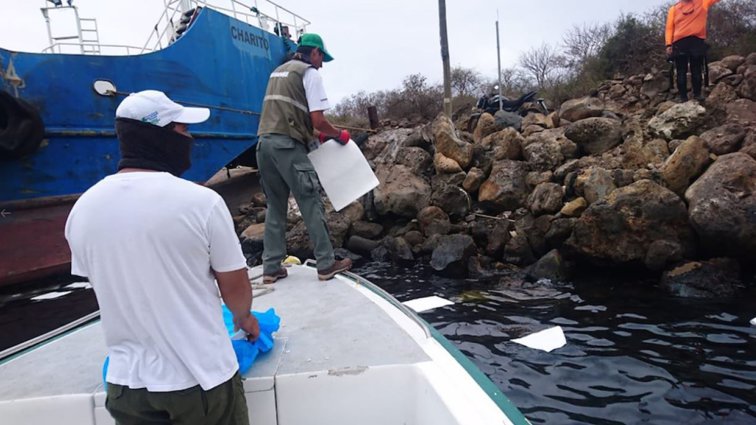 Imaginea articolului Momentul terifiant în care un vas cu mii de litri de petrol se scufundă în Insulele Galapagos. VIDEO