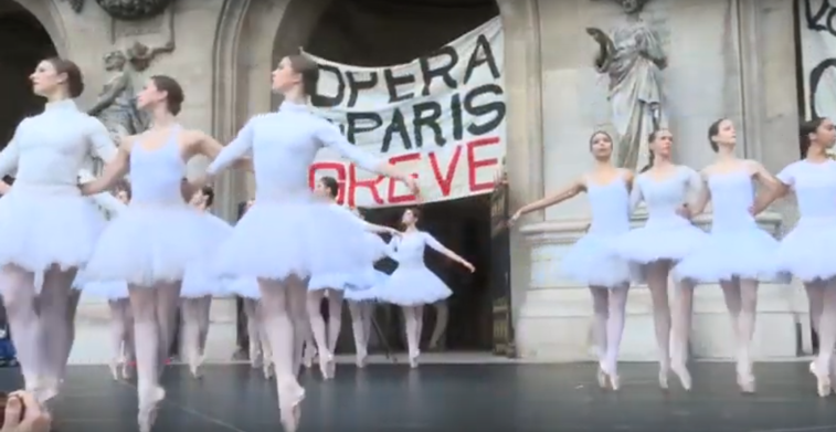 Imaginea articolului VIDEO. Balerinele au luat cu asalt Opera din Paris, în semn de protest faţă de reforma pensiilor propusă de Emmanuel Macron