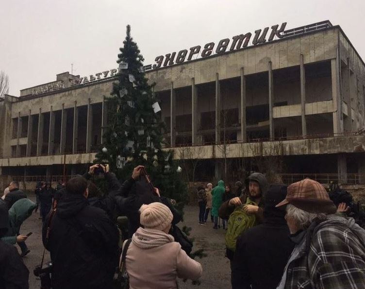 Imaginea articolului Primul brad de Crăciun în Prîpeat, după dezastrul nuclear de la Cernobîl din 1986. Cu ce l-au decorat foştii locuitori ai oraşului. FOTO