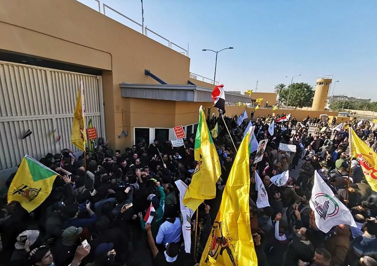 Imaginea articolului Armata irakiană anunţă că toţi protestatarii s-au retras din perimetrul ambasadei SUA