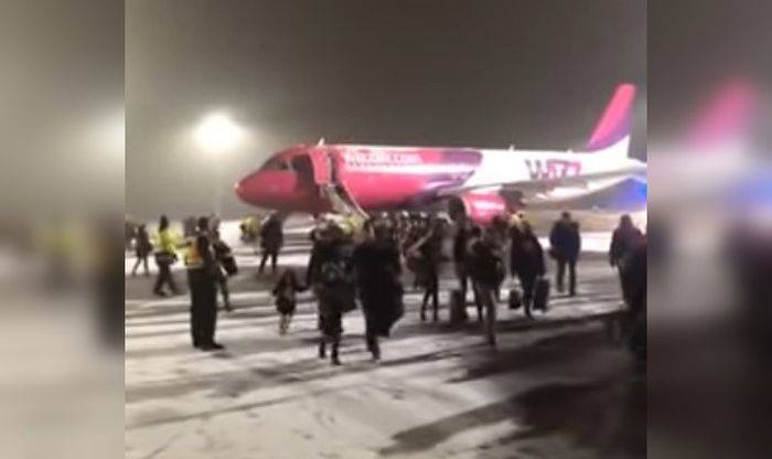 Imaginea articolului VIDEO Incident pe aeroportul din Debrecen. Un avion Wizz Air în care se aflau şi români a fost evacuat / Compania susţine că nu a existat un incendiu şi explică ce ar fi generat impresia de fum