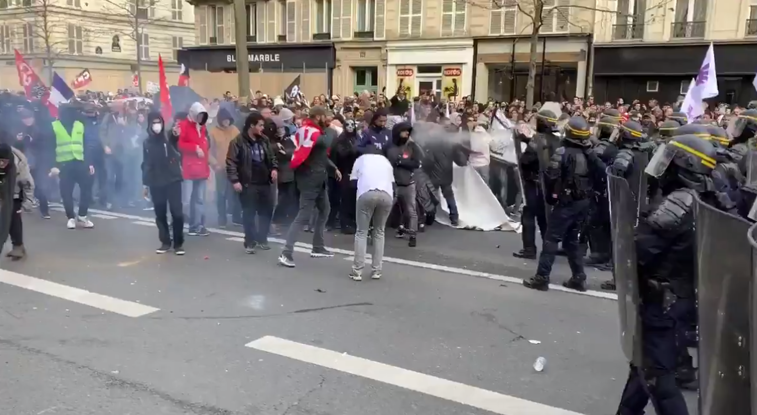 Imaginea articolului Poliţia din Paris a intervenit cu gaze lacrimogene în timpul manifestaţiei privind reforma pensiilor