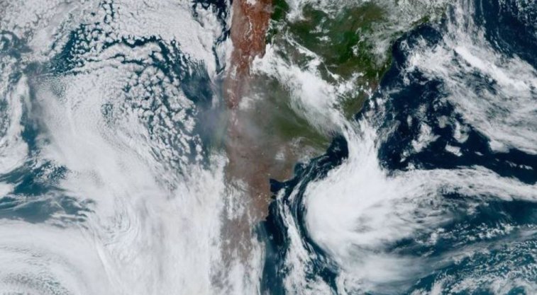 Imaginea articolului VIDEO. Norul de fum de la incendiile de vegetaţie din Australia a ajuns în Chile şi Argentina. Efectul pozitiv pe care îl poate avea