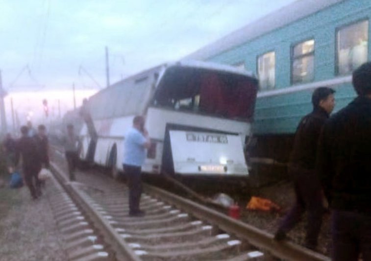 Imaginea articolului Cel puţin 7 morţi şi 30 de răniţi după ce un autobuz s-a ciocnit cu un tren în Mexic