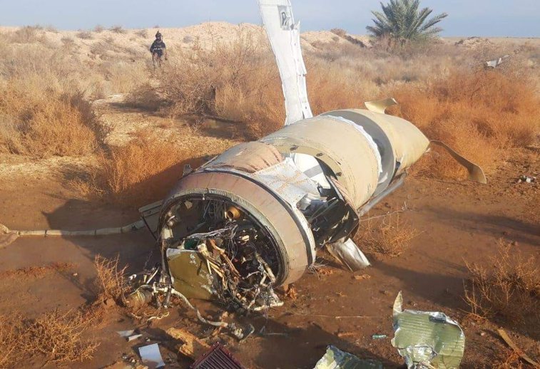 Imaginea articolului Una dintre rachetele lansate de Iran, găsită neexplodată pe un câmp, la 40 de kilometri distanţă de baza Al-Assad. FOTO