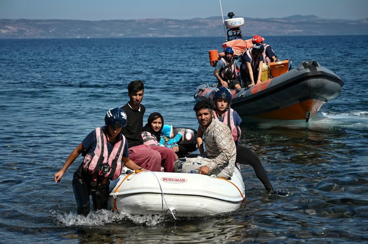 Imaginea articolului Cel puţin 12 morţi, după ce o barcă de migranţi s-a răsturnat în Grecia. Anunţul autorităţilor