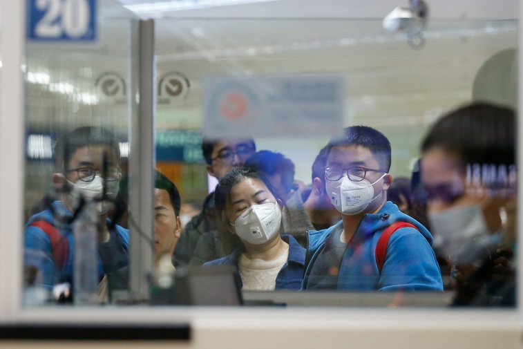 Imaginea articolului Noul tip de coronavirus a ucis 9 persoane. China anunţă că este la nivelul critic de prevenţie: virusul ar putea ieftini preţul petrolului