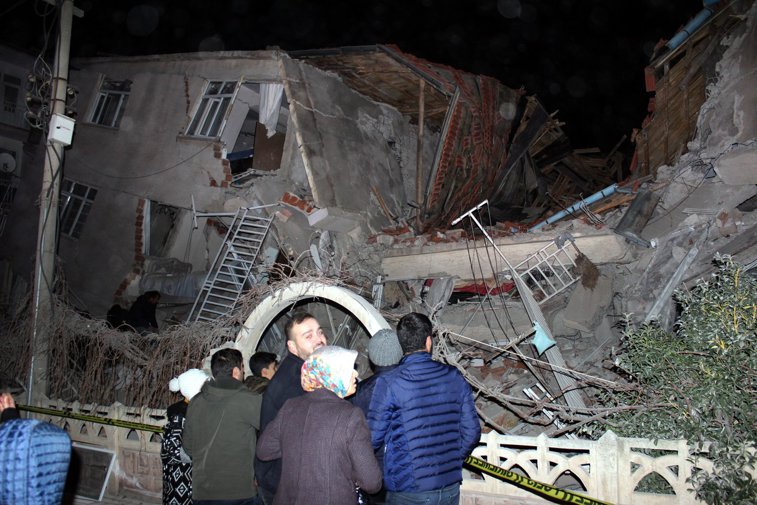 Imaginea articolului Cutremur puternic în Turcia, soldat cu cel puţin 20 morţi şi peste 900 de răniţi. Dezastrul lăsat în urmă. FOTO şi VIDEO
