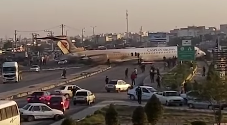Imaginea articolului Momentul în care un avion cu peste 100 de pasageri la bord a aterizat forţat în mijlocul unei străzi din Iran. VIDEO