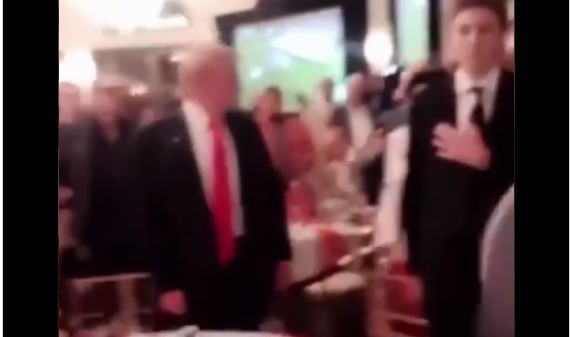 Imaginea articolului VIDEO: Ce făcea Trump în timpul intonării imnului naţional al SUA, la petrecerea de Super Bowl. Gestul preşedintelui, aspru criticat