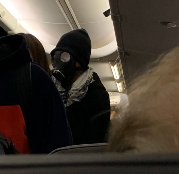 Imaginea articolului Panică la bordul unui avion, după ce un pasager s-a îmbarcat cu o mască de gaze pe faţă. Ce a urmat - FOTO