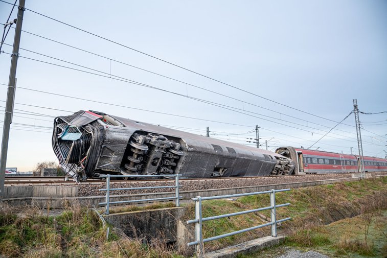 Imaginea articolului FOTO: Accident feroviar cu doi morţi şi zeci de răniţi, după ce un tren de mare viteză a deraiat în Italia. Anunţul MAE