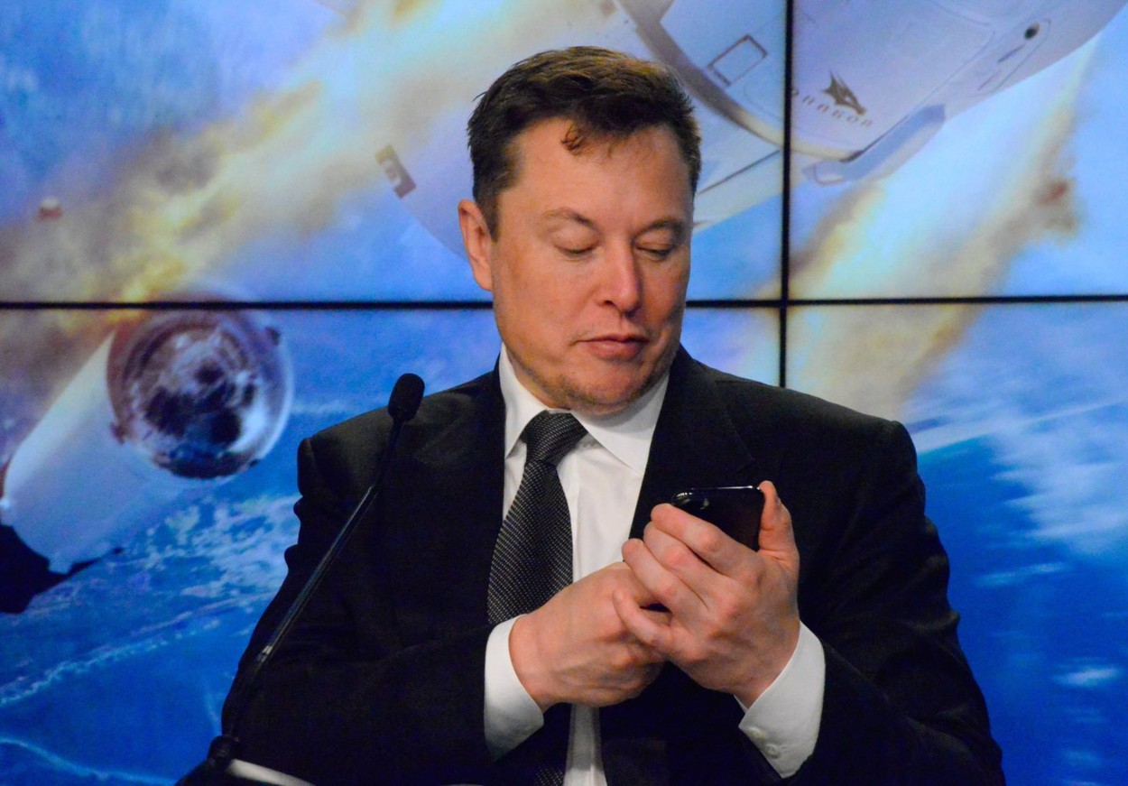 Elon Musk spune că Facebook este „jalnic” şi că ar trebui să îţi ştergi contul