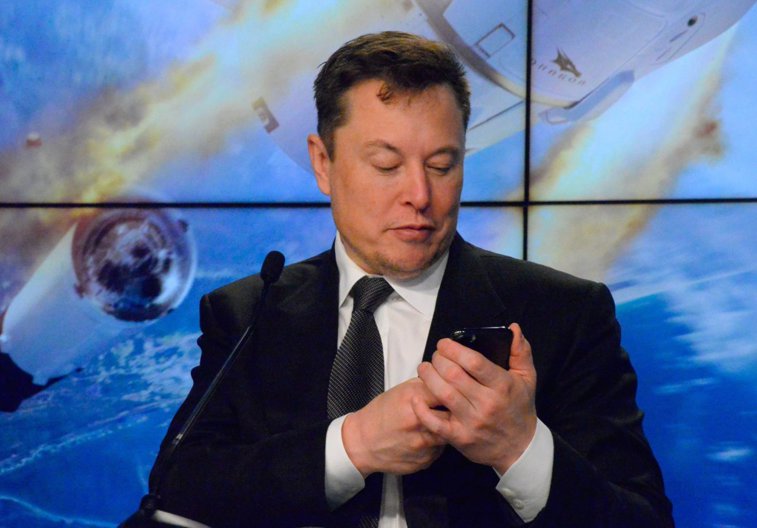 Imaginea articolului Elon Musk spune că Facebook este „jalnic” şi că ar trebui să îţi ştergi contul 