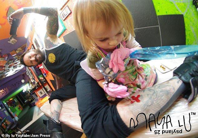 Ea este cel mai tânăr artist tatuator. Are doar 9 ani, dar toţi vor un tatuaj făcut de ea | FOTO