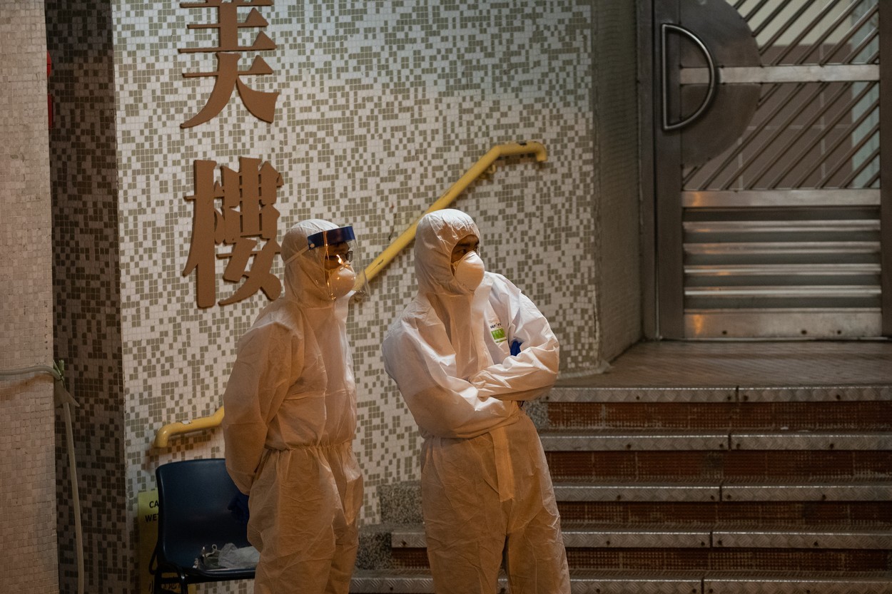 Clădire din Hong Kong evacuată, după ce doi locuitori au fost diagnosticaţi cu noul coronavirus
