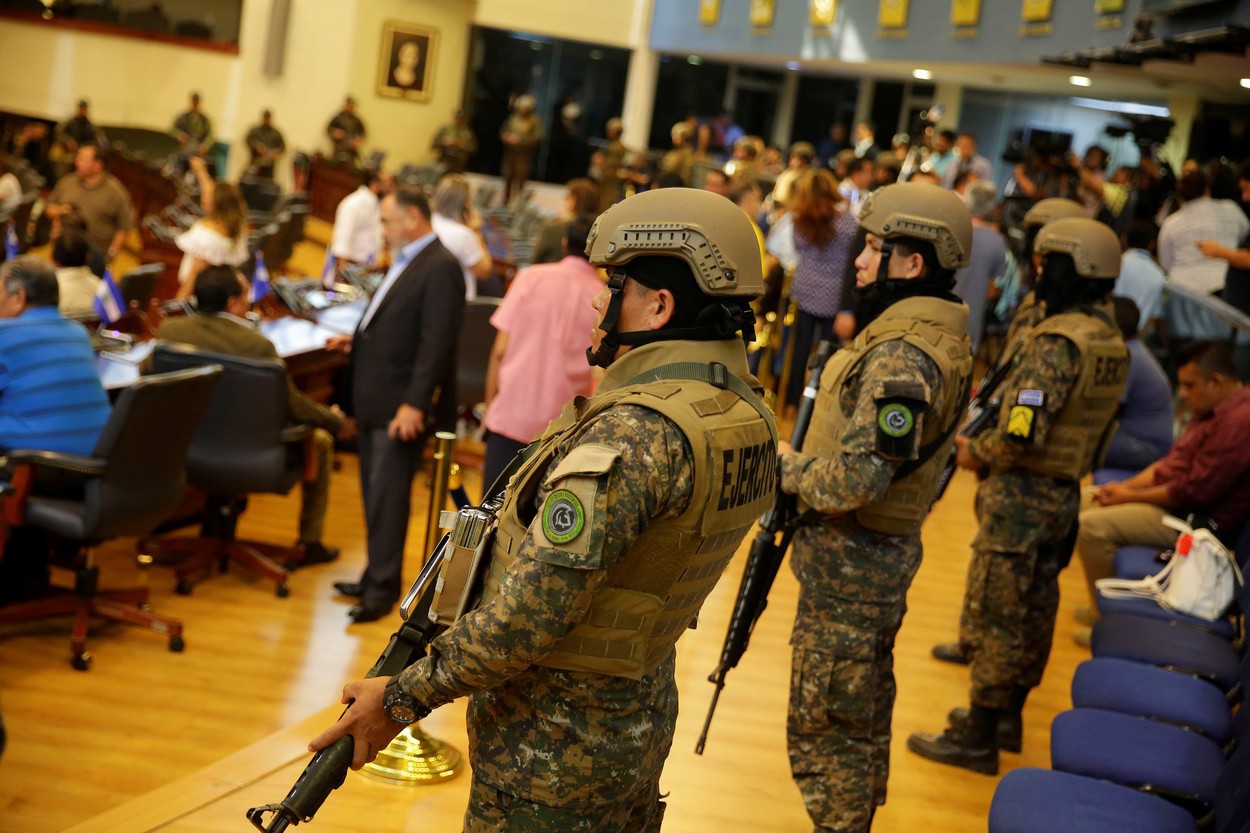 Momente tensionate în El Salvador. Preşedintele a intrat în Parlament, însoţit de militari înarmaţi