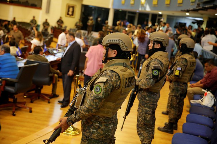 Imaginea articolului Momente tensionate în El Salvador. Preşedintele a intrat în Parlament, însoţit de militari înarmaţi