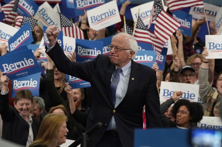 Imaginea articolului Primarul din New York îl sprijină pe Bernie Sanders în alegerile preliminare