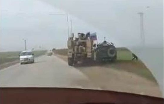 Imaginea articolului VIDEO: Momentul şocant când un blindat american intră, intenţionat, într-un vehicul militar rusesc în Siria