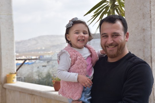 Imaginea articolului Fetiţa care a învăţat să râdă la auzul bombardamentelor a fugit, cu familia, din Siria în Turcia | VIDEO