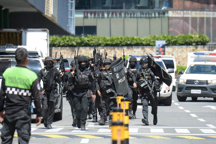 Imaginea articolului FOTO | Atac armat în Manila. Un agent de securitate, furios că a fost concediat, a rănit cel puţin o persoană şi a luat 30 de ostatici