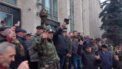Imaginea articolului VIDEO: Uşa de la intrarea în Guvernul Republicii Moldova spartă cu buzduganul de un protestatar