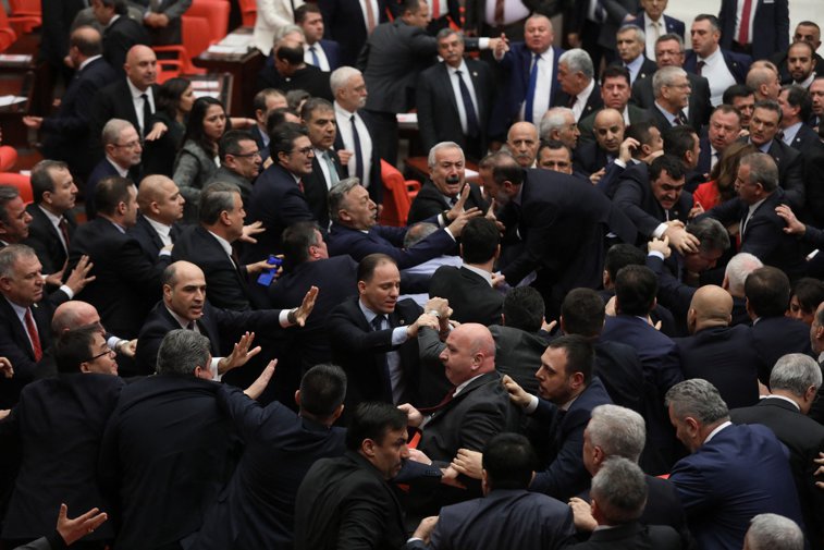 Imaginea articolului VIDEO: Bătaie generală în Parlamentul Turciei. Pumni şi îmbrânceli, din cauza campaniei militare din Siria