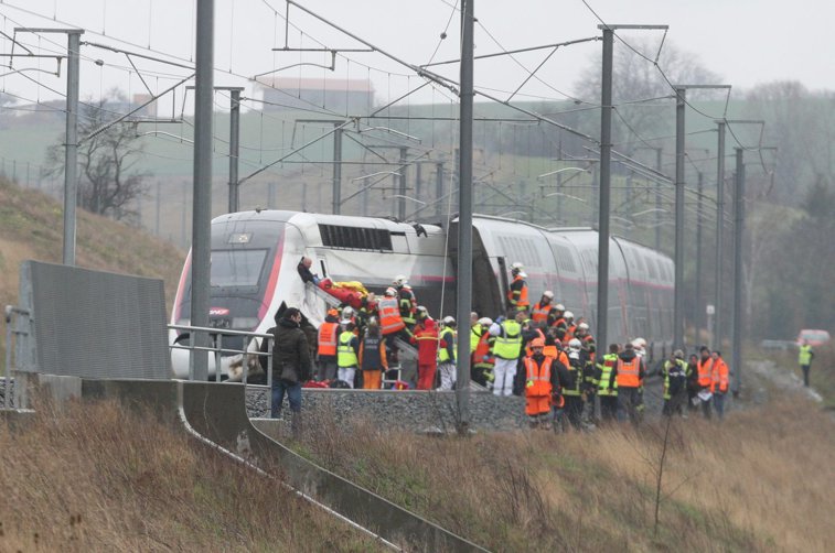 Imaginea articolului Un tren de mare viteză a deraiat în Franţa. La bordul trenului se aflau 300 de persoane | VIDEO