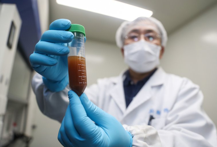 Imaginea articolului Posibile tratamente pentru coronavirus. China începe testarea unui vaccin pe oameni, iar Franţa a anunţat că un medicament pentru malarie a neutralizat Covid-19
