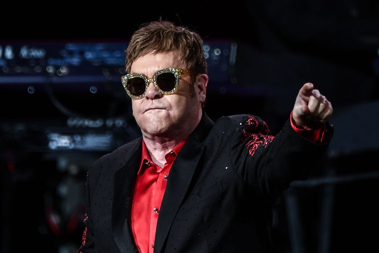 Imaginea articolului Elton John va susţine un concert caritabil din sufragerie