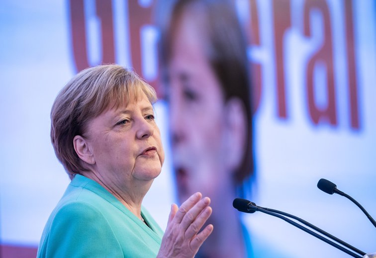 Imaginea articolului Angela Merkel le cere germanilor să rămână acasă până după Paşte pentru a combate coronavirusul: „Ştim că o pandemie nu ţine cont de sărbători”

