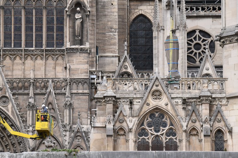 Imaginea articolului Ceremonie religioasă din Vinerea Mare a avut loc în Catedrala Notre-Dame pentru prima dată după incendiu