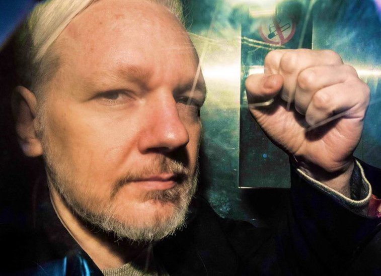 Imaginea articolului Julian Assange a avut doi copii în secret cu o avocată a sa, pe când era refugiat la Ambasada Ecuadorului din Londra 