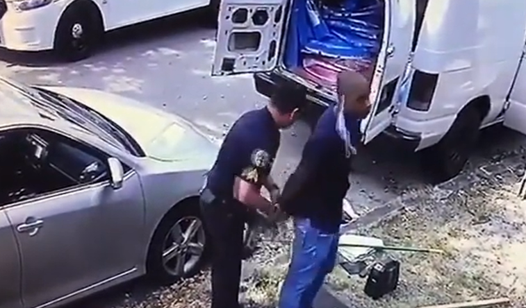 Imaginea articolului Poliţist american, filmat în timp ce încătuşează un medic de culoare care testează oamenii străzii pentru coronavirus 