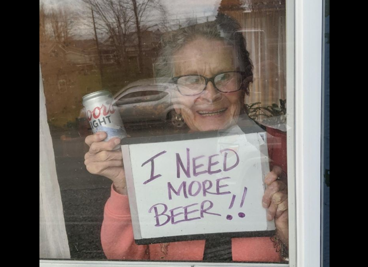 Imaginea articolului Imaginea virala a izolării. O femeie de 93 de ani a transmis la fereastră mesajul: „Am nevoie de mai multă bere”. Ce a urmat