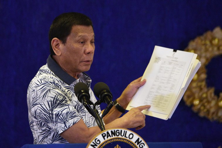 Imaginea articolului "Staţi acasă sau vine Legea Marţială" Controversatul preşedinte din Filipine îi ameninţă pe cetăţeni că scoate Armata pe străzi